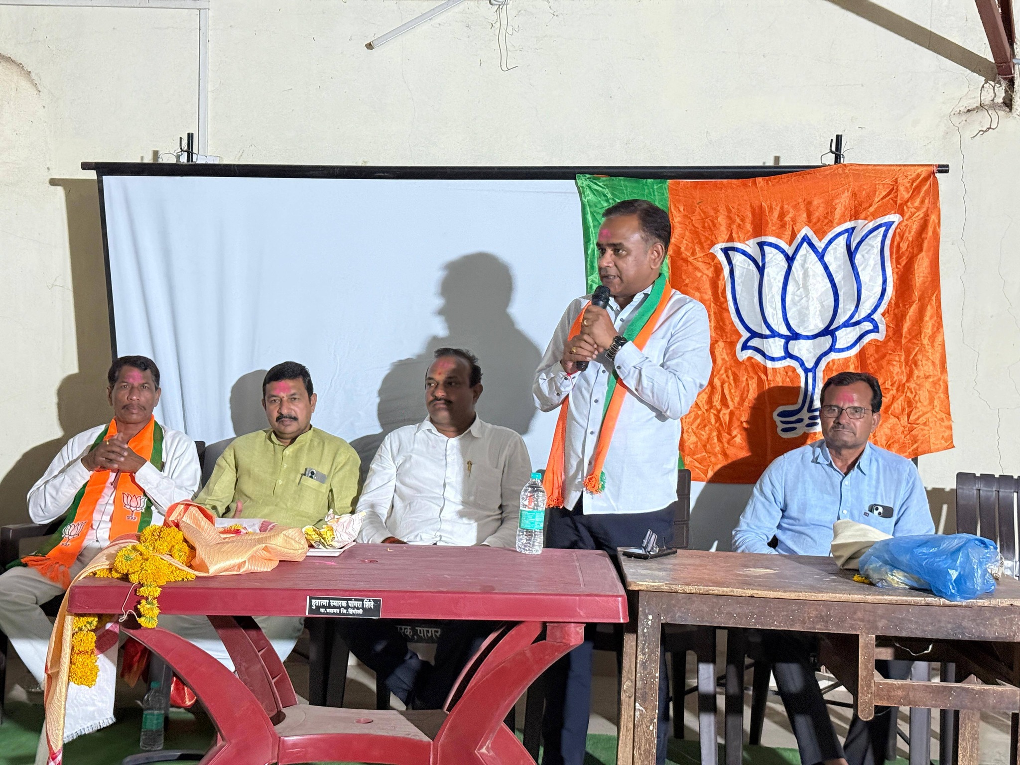 वसमत विधानसभा अंतर्गत पांगरा शिंदे येथे लोकजागर अभियानाच्या अनुषंगाने संघटनात्मक बैठक उत्साहपूर्ण वातावरणात संपन्न झाली.